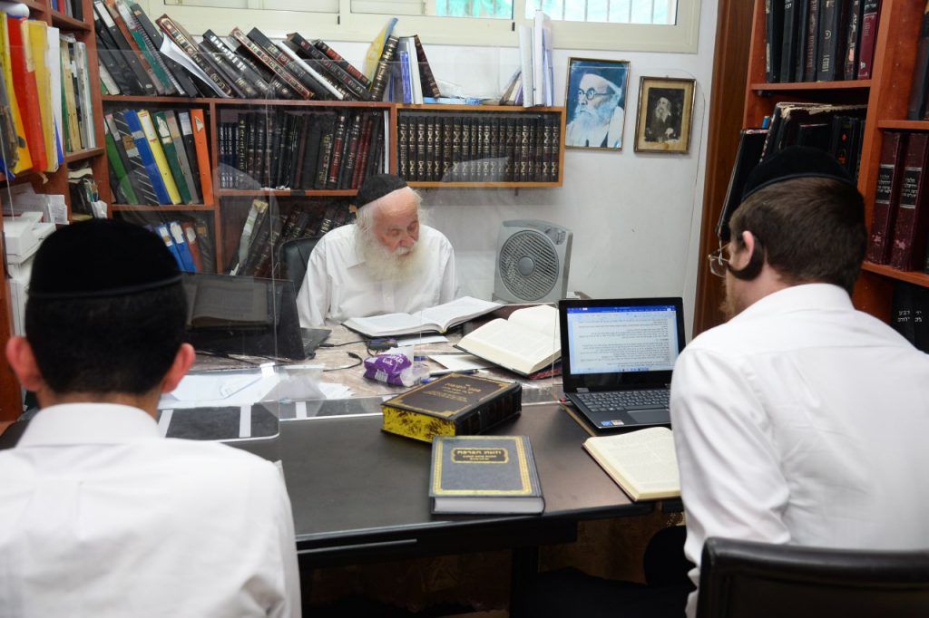 תיעוד: במעונו של הגר"י סילמן חנכו את "מוקד החינוך" • גלריה