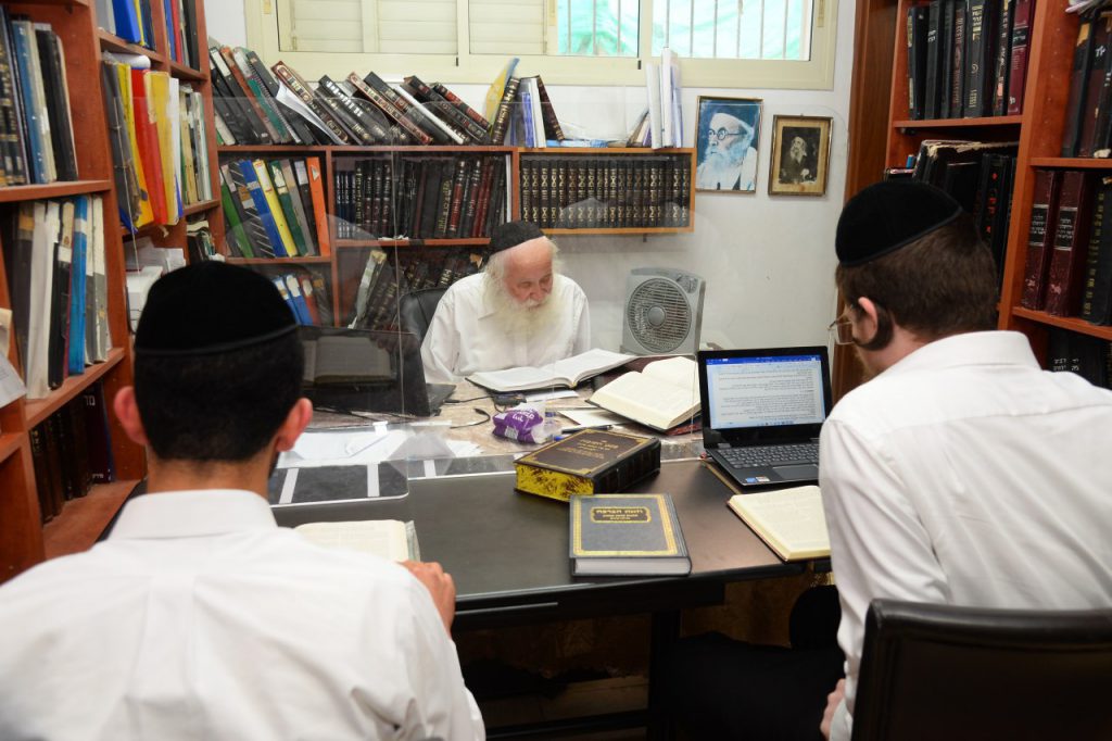 תיעוד: במעונו של הגר"י סילמן חנכו את "מוקד החינוך" • גלריה