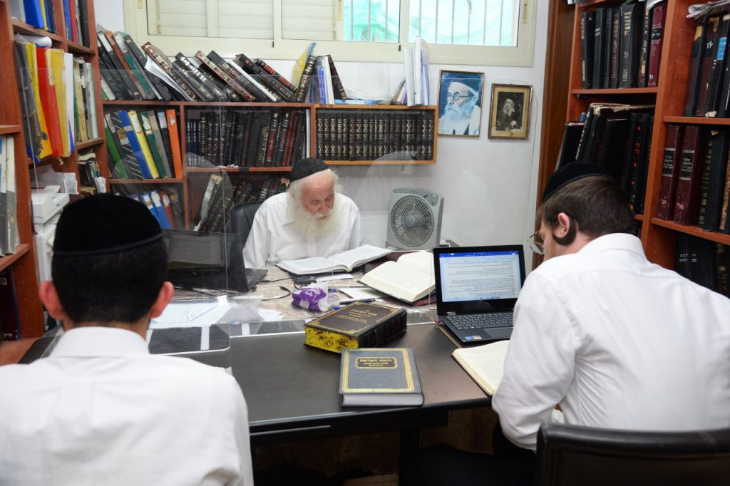 תיעוד: במעונו של הגר"י סילמן חנכו את "מוקד החינוך" • גלריה