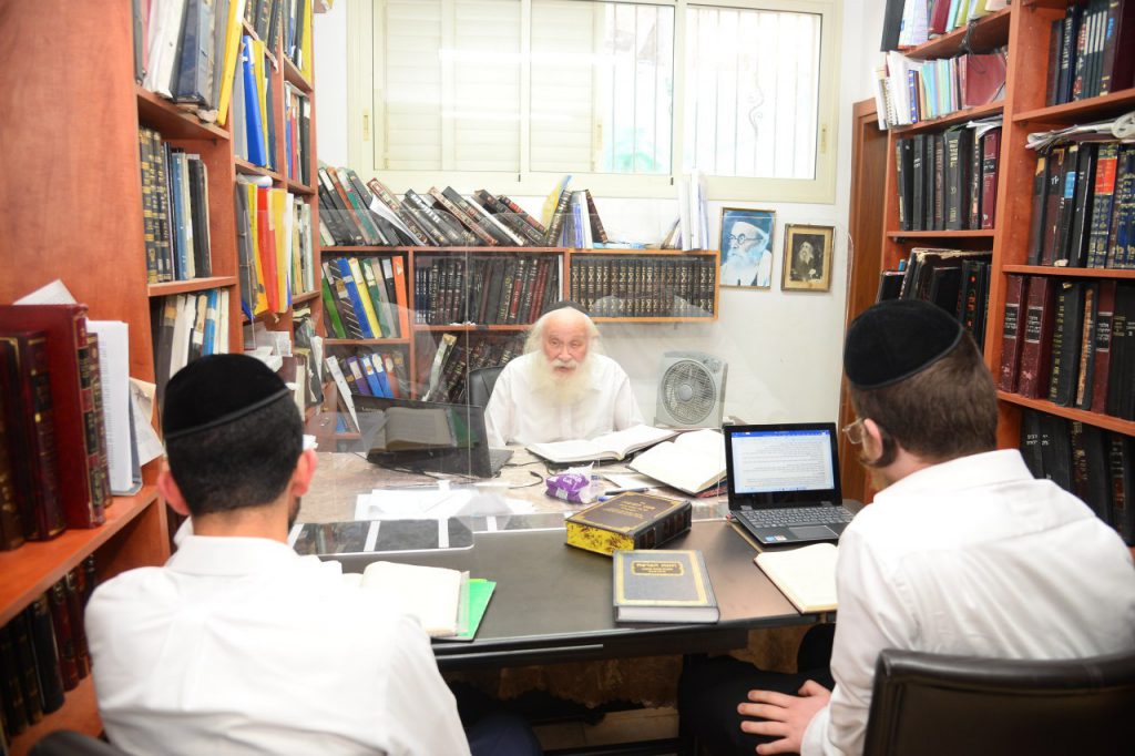 תיעוד: במעונו של הגר"י סילמן חנכו את "מוקד החינוך" • גלריה