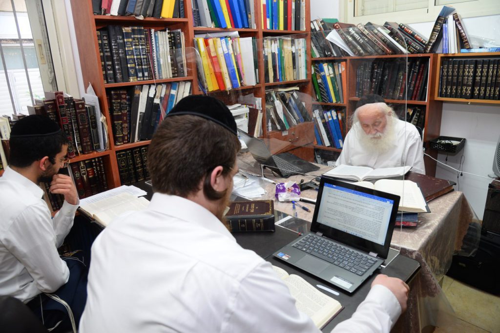 תיעוד: במעונו של הגר"י סילמן חנכו את "מוקד החינוך" • גלריה