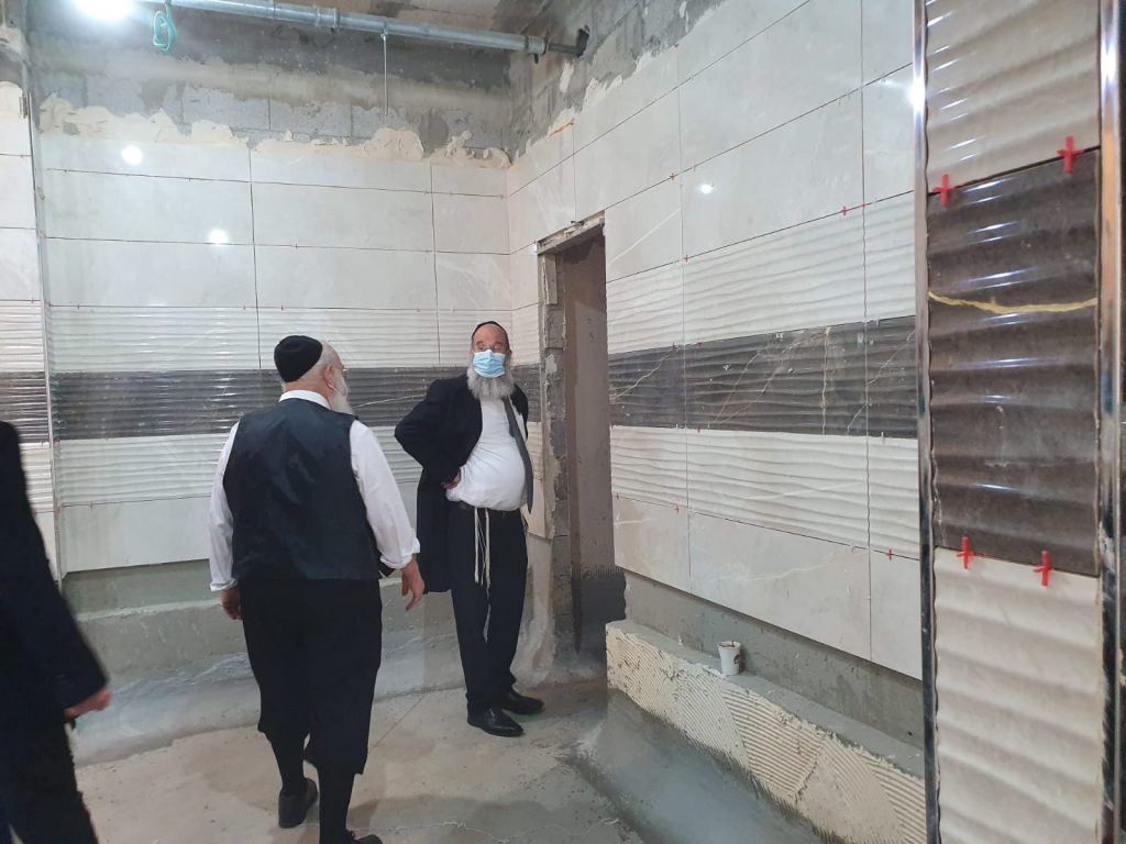 ראש עיריית בני ברק הגיע לעקוב אחר התפחות בניית המקוה החדש בקריית הרצוג