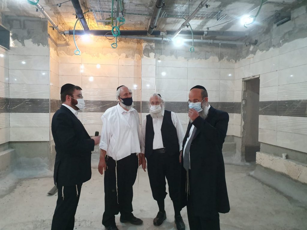 ראש עיריית בני ברק הגיע לעקוב אחר התפחות בניית המקוה החדש בקריית הרצוג