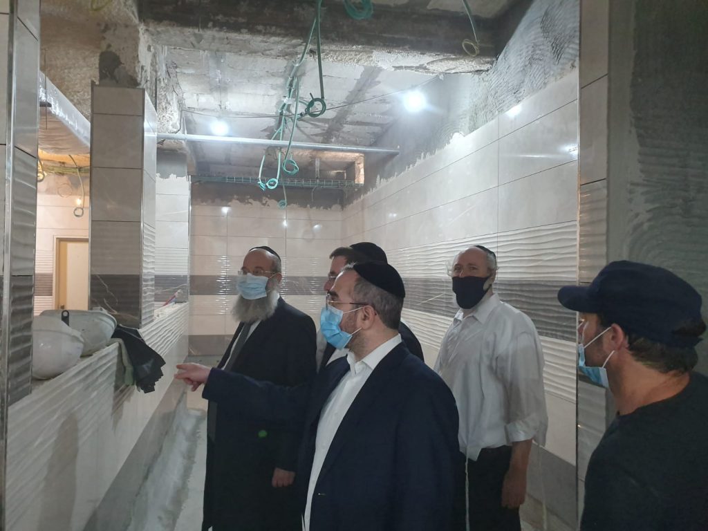 ראש עיריית בני ברק הגיע לעקוב אחר התפחות בניית המקוה החדש בקריית הרצוג