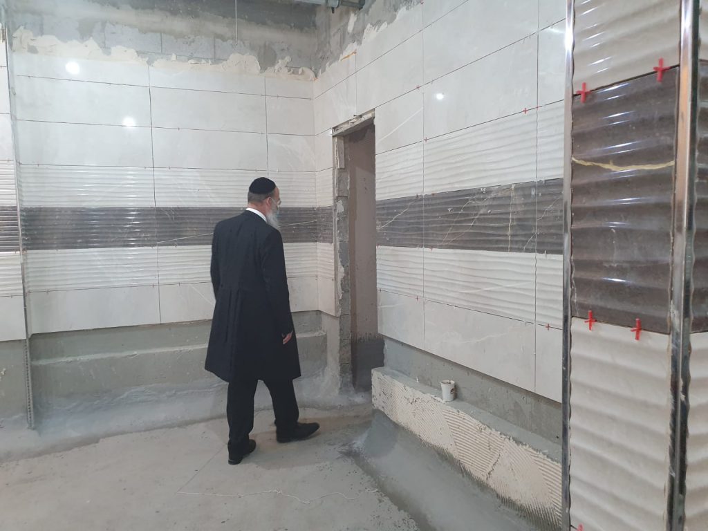 ראש עיריית בני ברק הגיע לעקוב אחר התפחות בניית המקוה החדש בקריית הרצוג