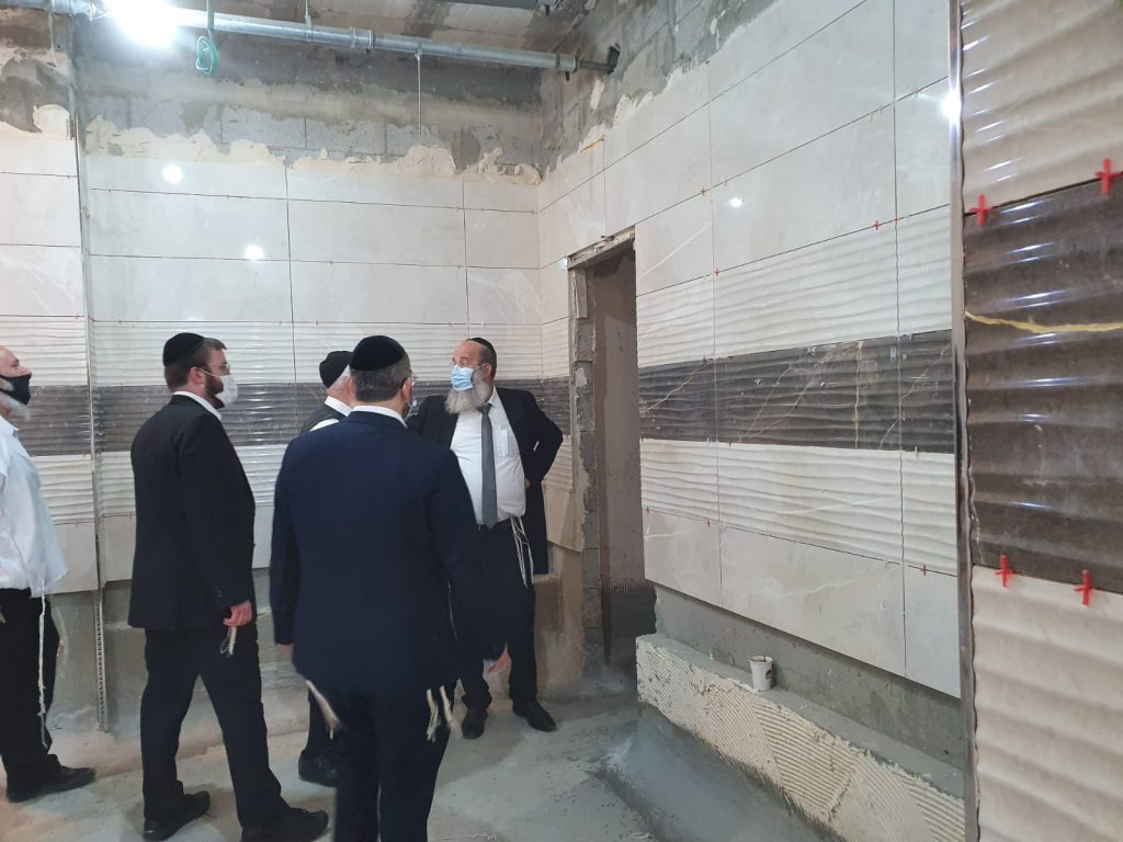 ראש עיריית בני ברק הגיע לעקוב אחר התפחות בניית המקוה החדש בקריית הרצוג