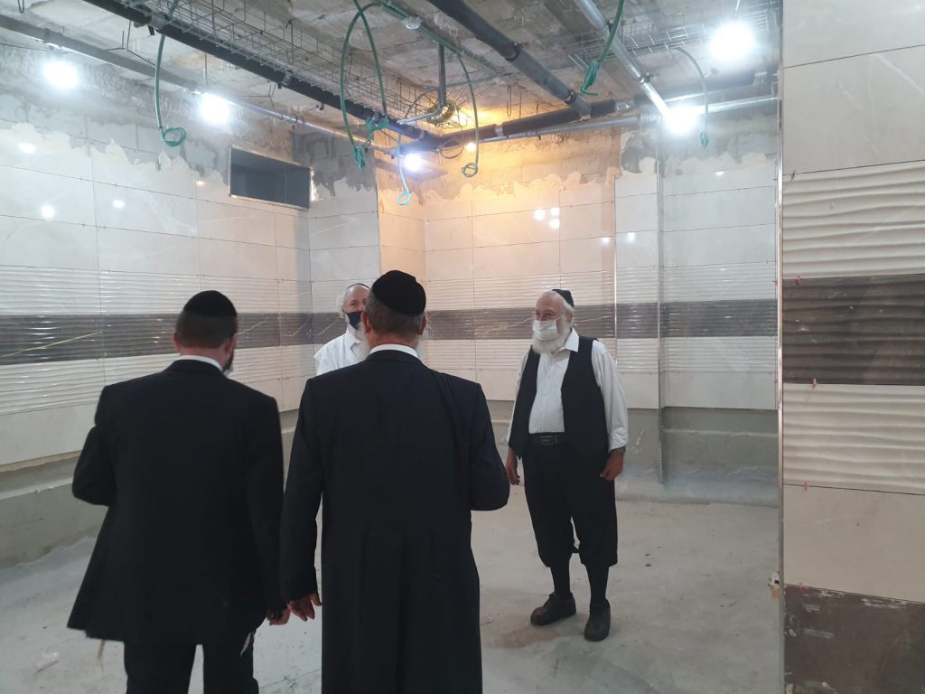 ראש עיריית בני ברק הגיע לעקוב אחר התפחות בניית המקוה החדש בקריית הרצוג