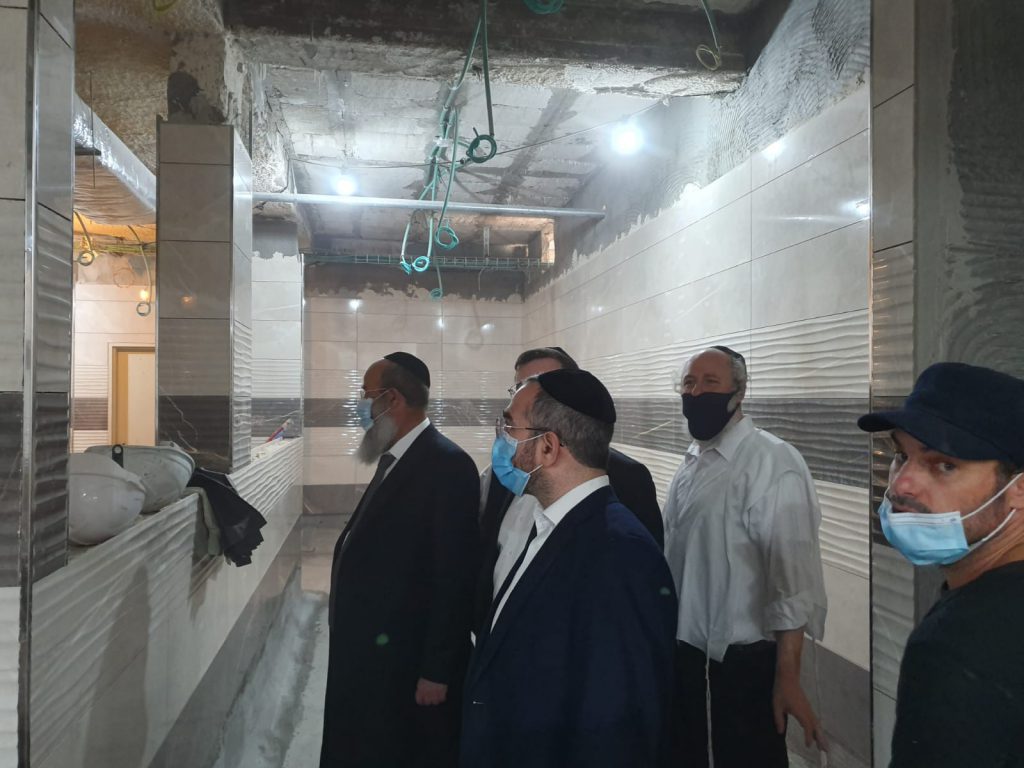 ראש עיריית בני ברק הגיע לעקוב אחר התפחות בניית המקוה החדש בקריית הרצוג