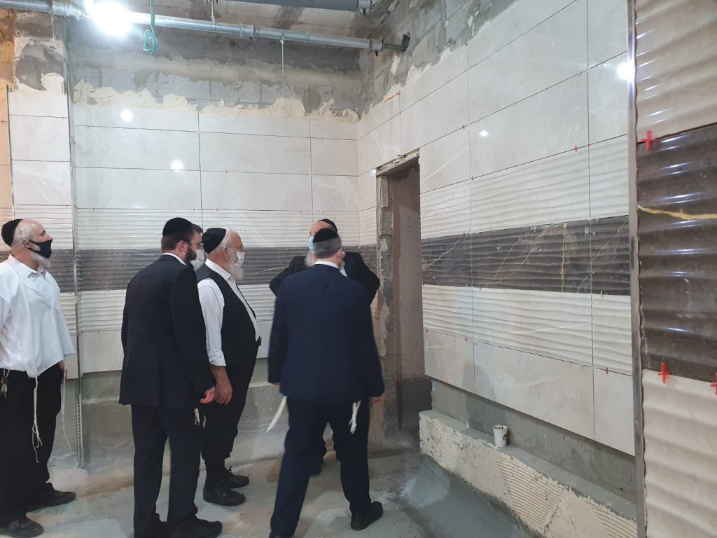 ראש עיריית בני ברק הגיע לעקוב אחר התפחות בניית המקוה החדש בקריית הרצוג