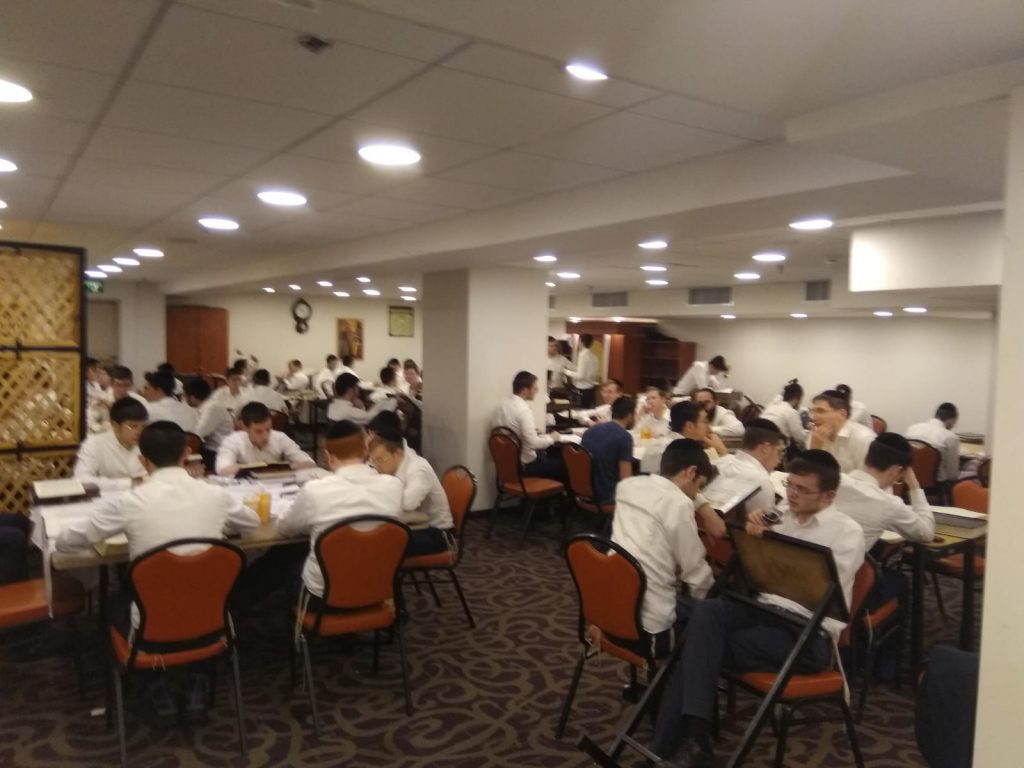 כך נראה סדר לימוד במלון הקורונה פרימה פארק • צפו