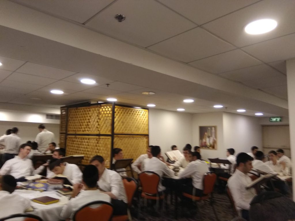 כך נראה סדר לימוד במלון הקורונה פרימה פארק • צפו