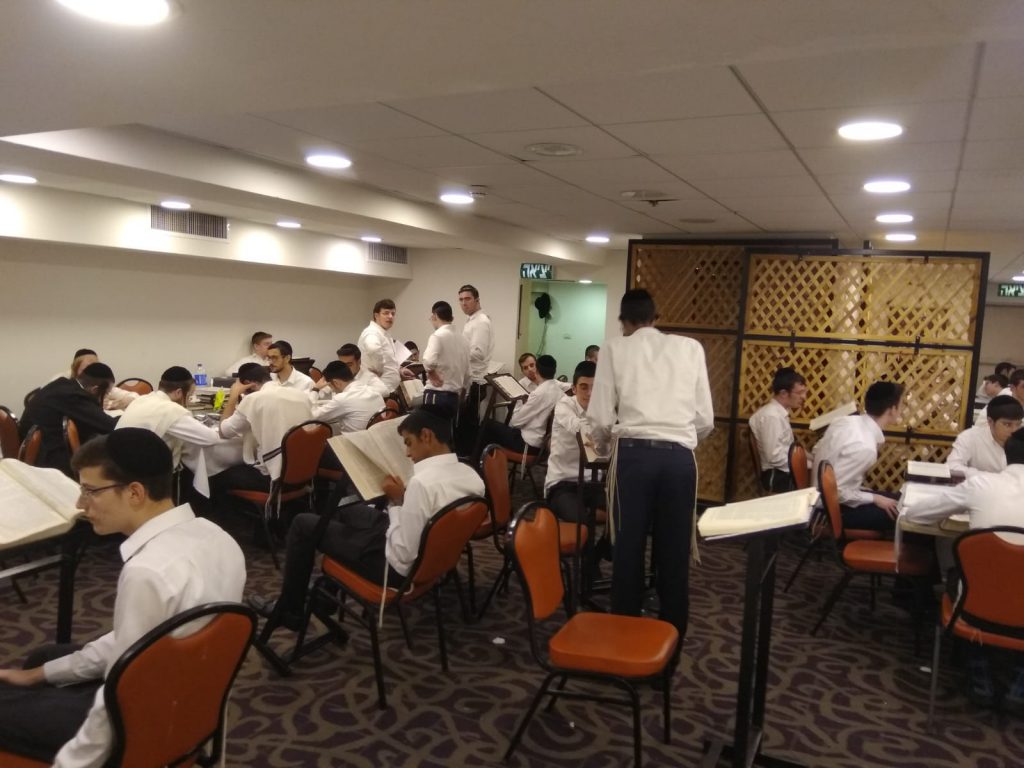 כך נראה סדר לימוד במלון הקורונה פרימה פארק • צפו