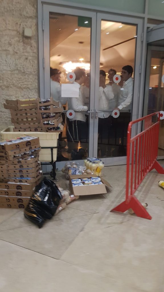 בני הישיבות במלוניות זכו לחבילת מוצרי חלב מפנקת • צפו