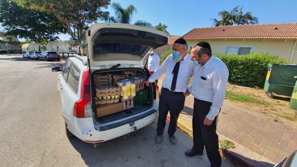 בני הישיבות במלוניות זכו לחבילת מוצרי חלב מפנקת • צפו