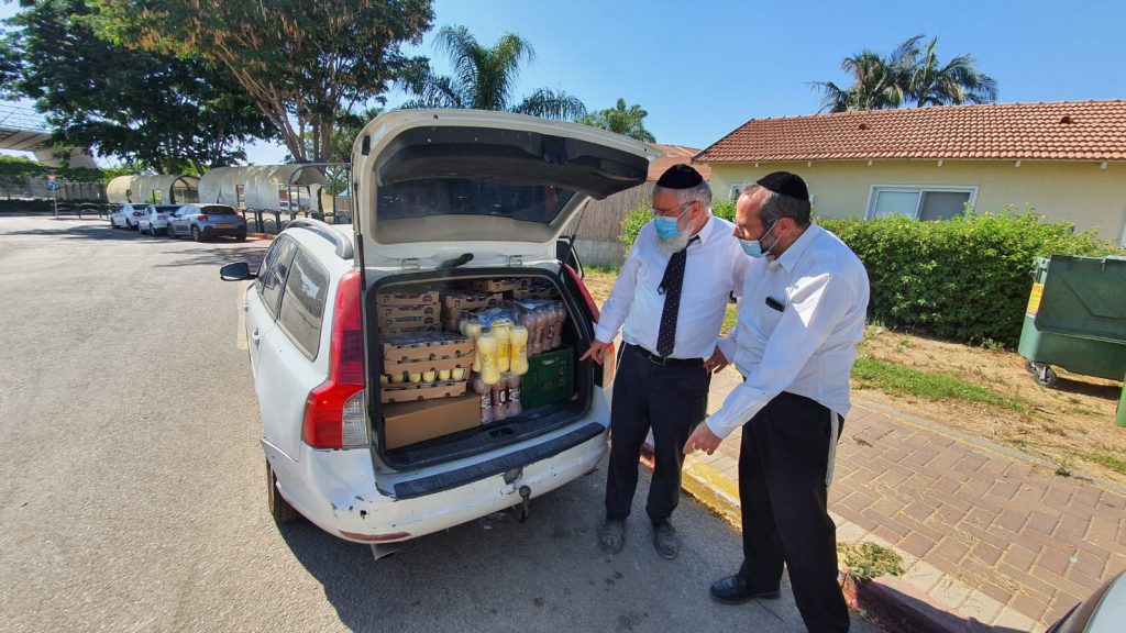 בני הישיבות במלוניות זכו לחבילת מוצרי חלב מפנקת • צפו