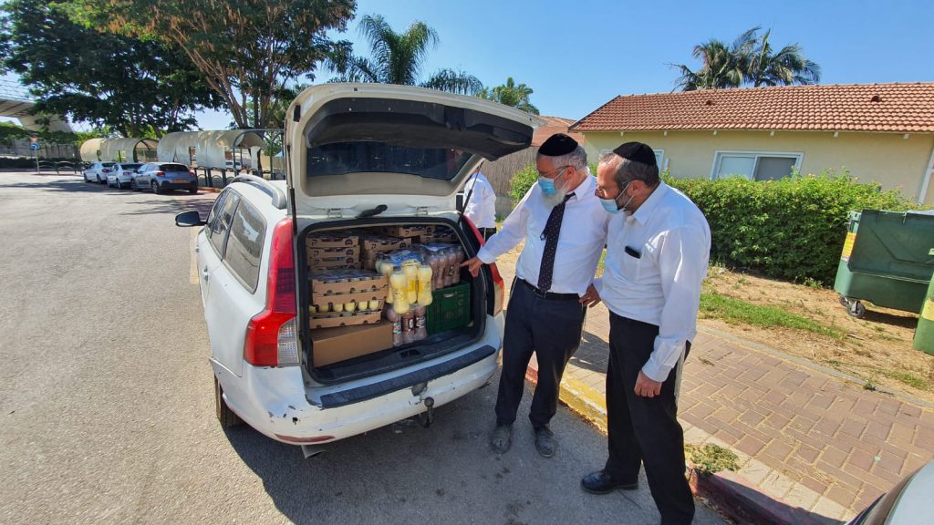 בני הישיבות במלוניות זכו לחבילת מוצרי חלב מפנקת • צפו
