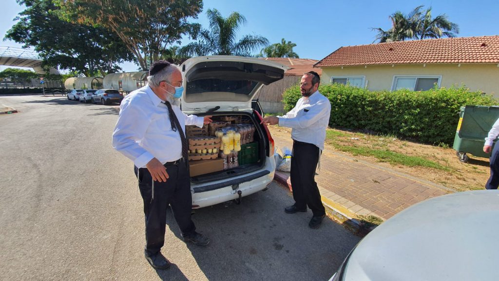 בני הישיבות במלוניות זכו לחבילת מוצרי חלב מפנקת • צפו