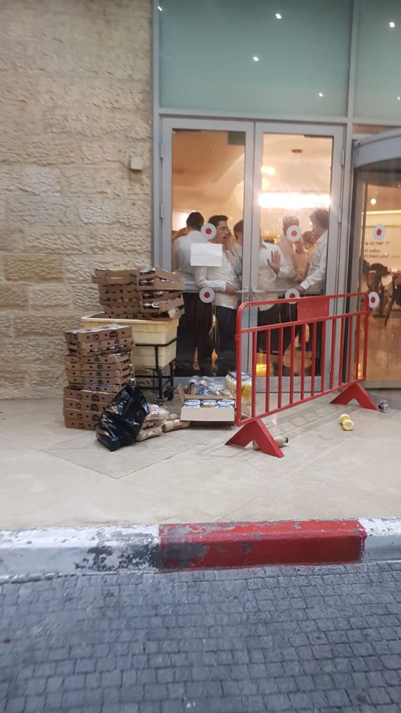 בני הישיבות במלוניות זכו לחבילת מוצרי חלב מפנקת • צפו