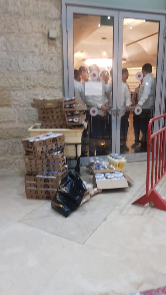 בני הישיבות במלוניות זכו לחבילת מוצרי חלב מפנקת • צפו