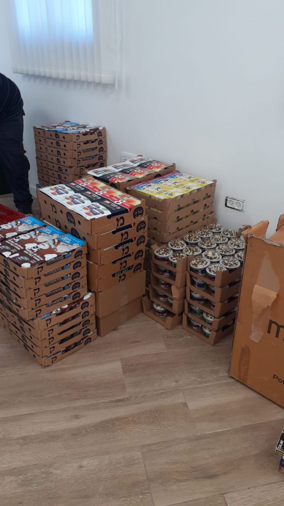 בני הישיבות במלוניות זכו לחבילת מוצרי חלב מפנקת • צפו