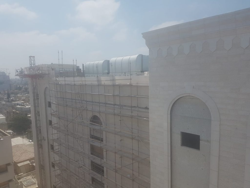הַשְׁלֵם זֶה הַבִּנְיָן: נשלמת בניית המרכז העולמי של ויז'ניץ בבני ברק