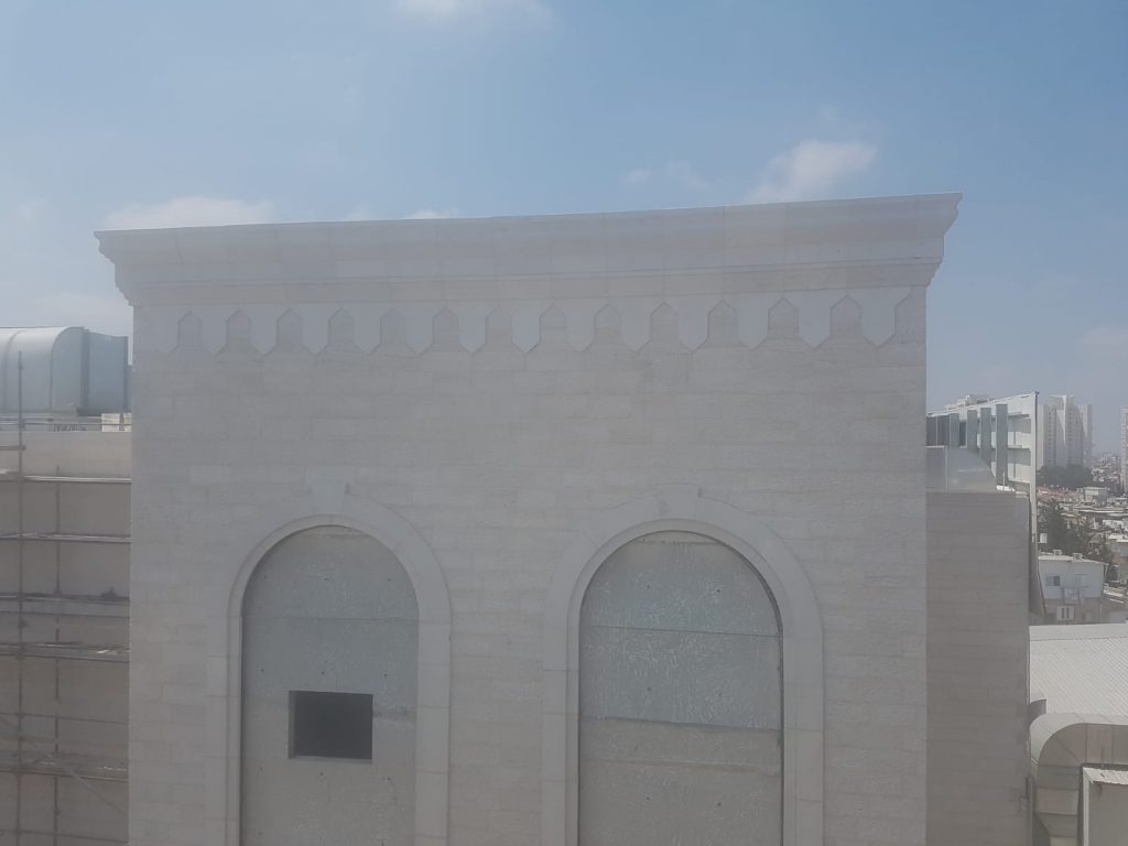 הַשְׁלֵם זֶה הַבִּנְיָן: נשלמת בניית המרכז העולמי של ויז'ניץ בבני ברק