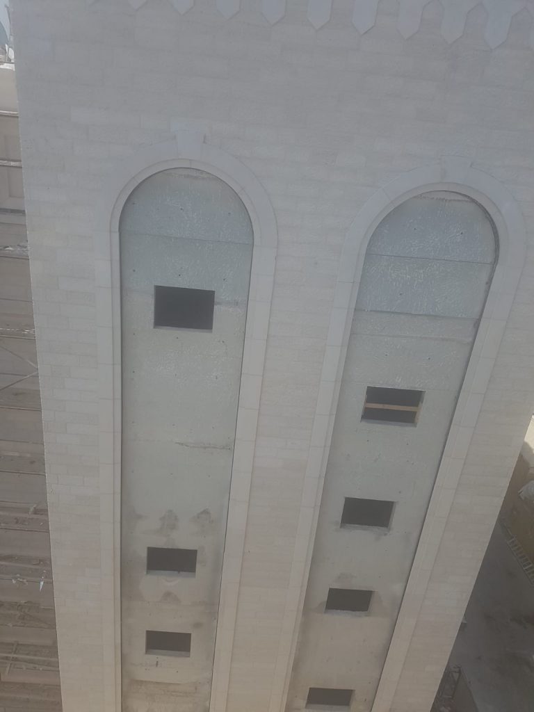 הַשְׁלֵם זֶה הַבִּנְיָן: נשלמת בניית המרכז העולמי של ויז'ניץ בבני ברק