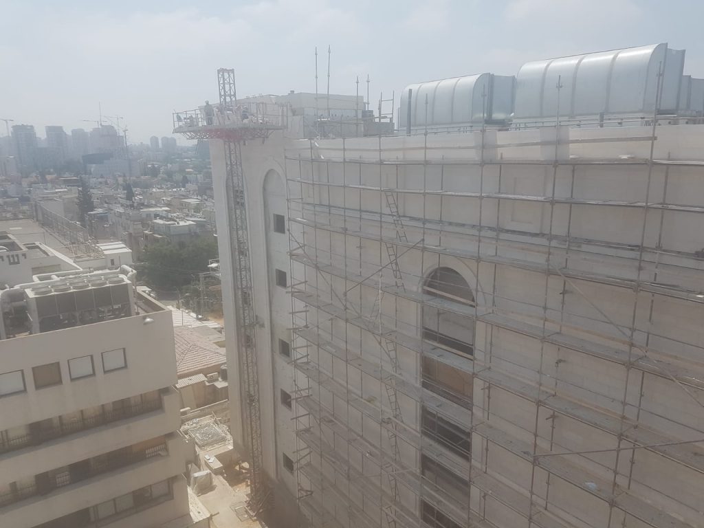 הַשְׁלֵם זֶה הַבִּנְיָן: נשלמת בניית המרכז העולמי של ויז'ניץ בבני ברק