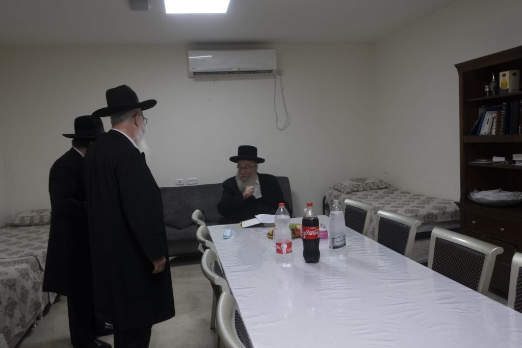 תיעוד: הגרש"א שטרן הגיע למירון להתפלל לביטול גזירת סגירת הישיבות תיעוד: הגרש"א שטרן הגיע למירון להתפלל לביטול גזירת סגירת הישיבות