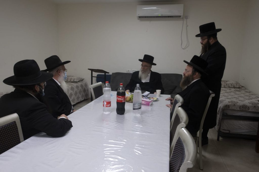 תיעוד: הגרש"א שטרן הגיע למירון להתפלל לביטול גזירת סגירת הישיבות תיעוד: הגרש"א שטרן הגיע למירון להתפלל לביטול גזירת סגירת הישיבות