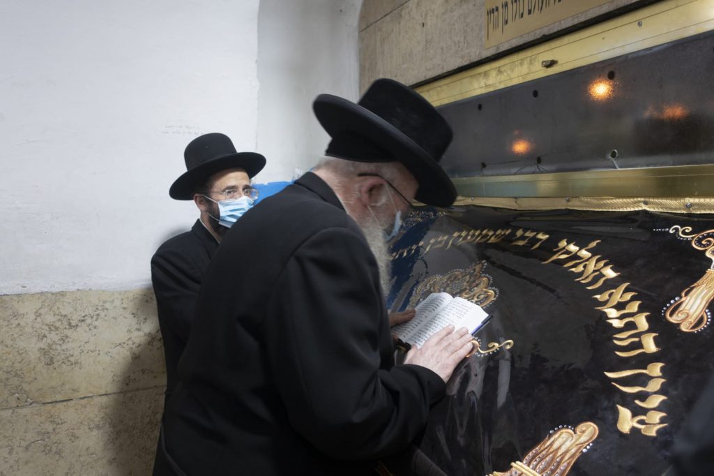 תיעוד: הגרש"א שטרן הגיע למירון להתפלל לביטול גזירת סגירת הישיבות תיעוד: הגרש"א שטרן הגיע למירון להתפלל לביטול גזירת סגירת הישיבות