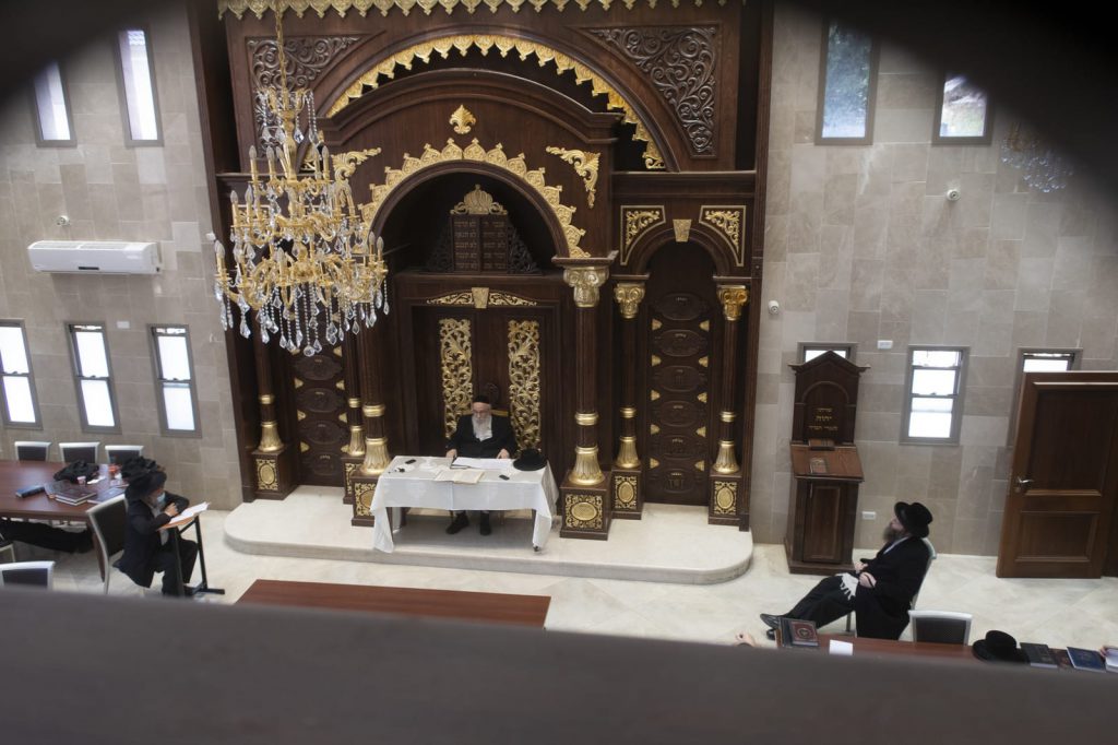 תיעוד: הגרש"א שטרן הגיע למירון להתפלל לביטול גזירת סגירת הישיבות תיעוד: הגרש"א שטרן הגיע למירון להתפלל לביטול גזירת סגירת הישיבות