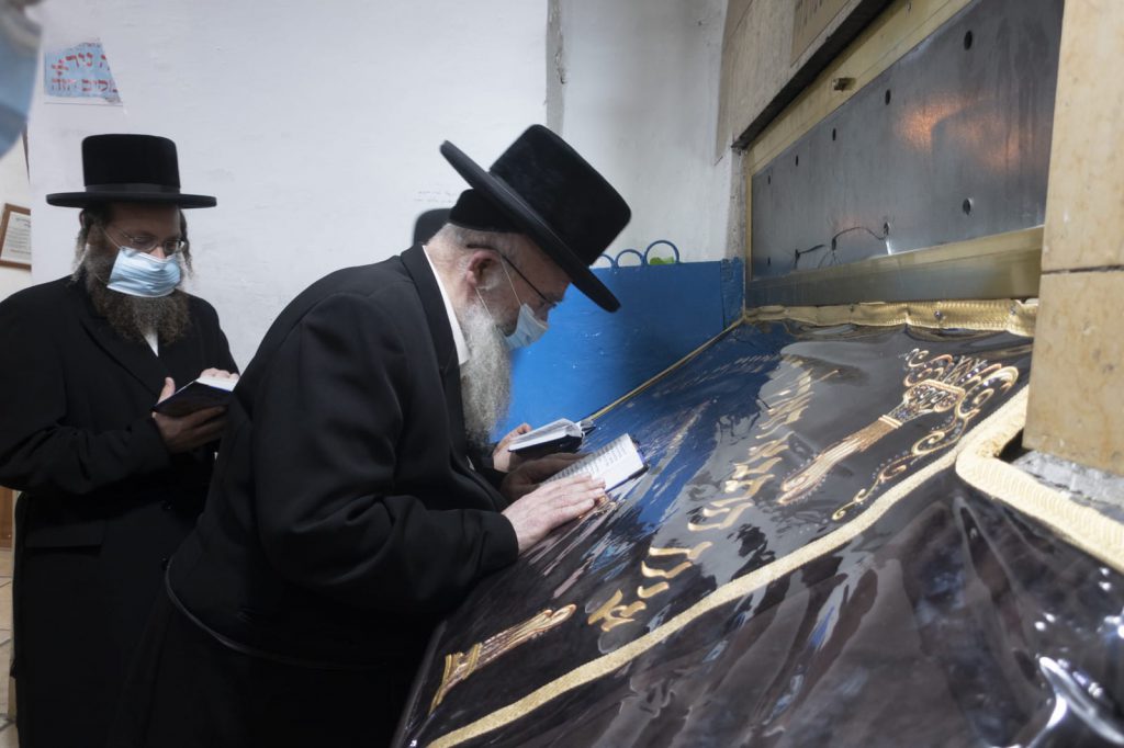 תיעוד: הגרש"א שטרן הגיע למירון להתפלל לביטול גזירת סגירת הישיבות תיעוד: הגרש"א שטרן הגיע למירון להתפלל לביטול גזירת סגירת הישיבות