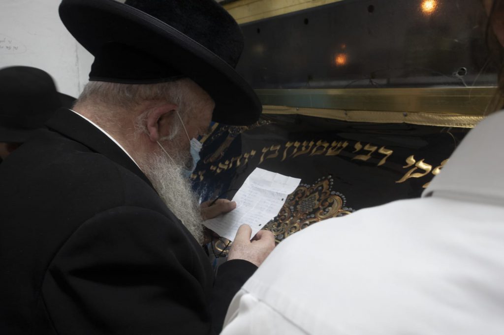 תיעוד: הגרש"א שטרן הגיע למירון להתפלל לביטול גזירת סגירת הישיבות תיעוד: הגרש"א שטרן הגיע למירון להתפלל לביטול גזירת סגירת הישיבות