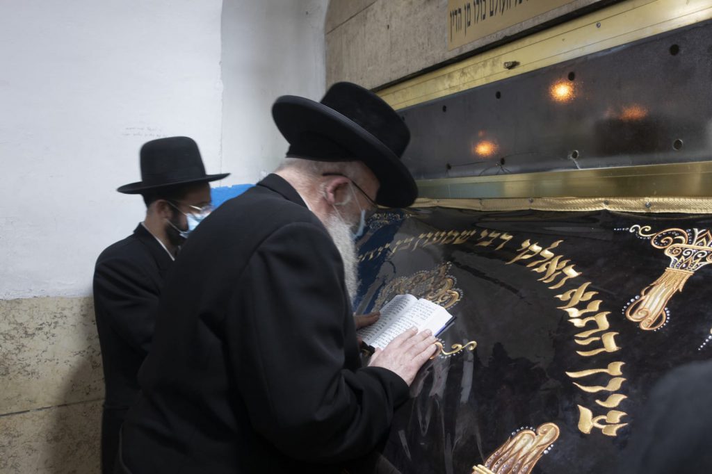 תיעוד: הגרש"א שטרן הגיע למירון להתפלל לביטול גזירת סגירת הישיבות תיעוד: הגרש"א שטרן הגיע למירון להתפלל לביטול גזירת סגירת הישיבות