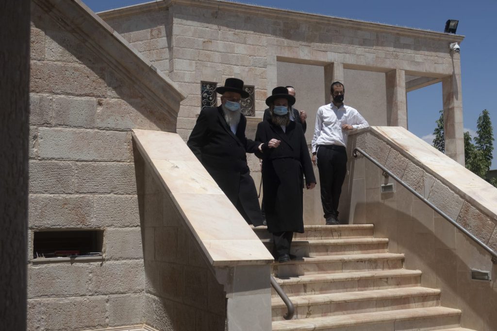 תיעוד: הגרש"א שטרן הגיע למירון להתפלל לביטול גזירת סגירת הישיבות תיעוד: הגרש"א שטרן הגיע למירון להתפלל לביטול גזירת סגירת הישיבות