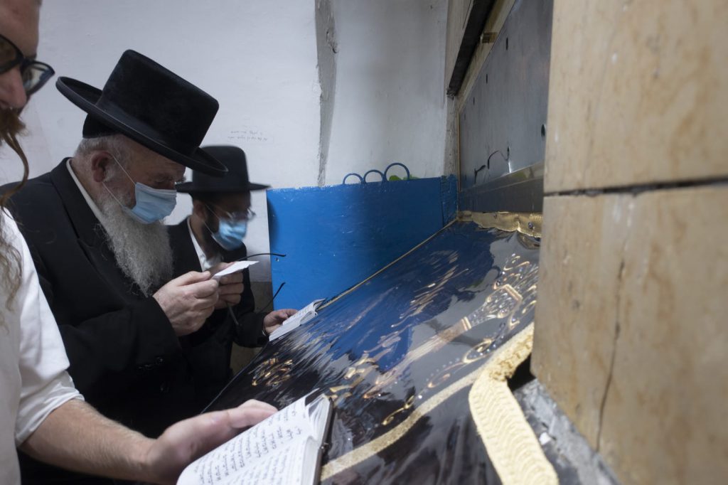 תיעוד: הגרש"א שטרן הגיע למירון להתפלל לביטול גזירת סגירת הישיבות תיעוד: הגרש"א שטרן הגיע למירון להתפלל לביטול גזירת סגירת הישיבות