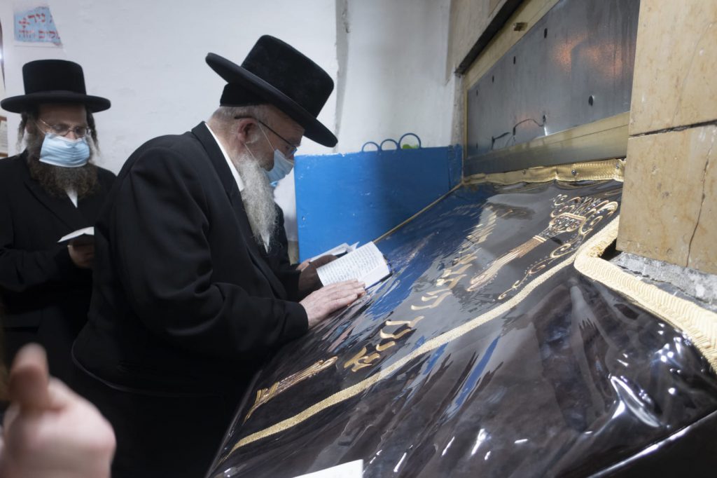 תיעוד: הגרש"א שטרן הגיע למירון להתפלל לביטול גזירת סגירת הישיבות תיעוד: הגרש"א שטרן הגיע למירון להתפלל לביטול גזירת סגירת הישיבות