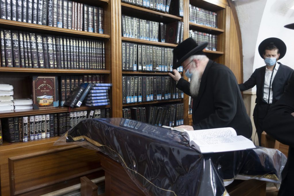 תיעוד: הגרש"א שטרן הגיע למירון להתפלל לביטול גזירת סגירת הישיבות תיעוד: הגרש"א שטרן הגיע למירון להתפלל לביטול גזירת סגירת הישיבות