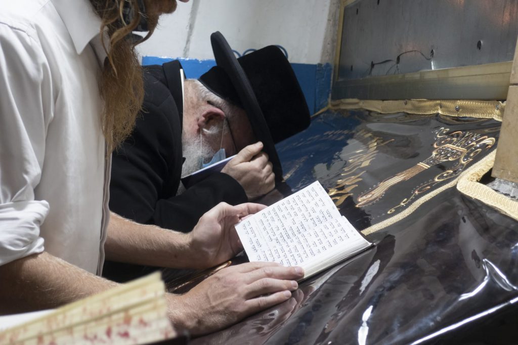 תיעוד: הגרש"א שטרן הגיע למירון להתפלל לביטול גזירת סגירת הישיבות תיעוד: הגרש"א שטרן הגיע למירון להתפלל לביטול גזירת סגירת הישיבות