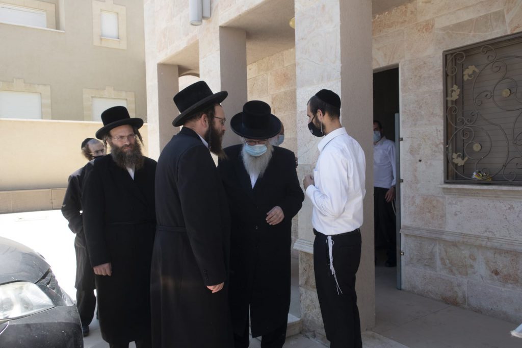 תיעוד: הגרש"א שטרן הגיע למירון להתפלל לביטול גזירת סגירת הישיבות תיעוד: הגרש"א שטרן הגיע למירון להתפלל לביטול גזירת סגירת הישיבות