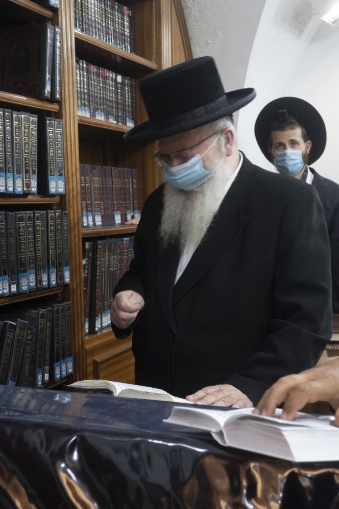 תיעוד: הגרש"א שטרן הגיע למירון להתפלל לביטול גזירת סגירת הישיבות תיעוד: הגרש"א שטרן הגיע למירון להתפלל לביטול גזירת סגירת הישיבות