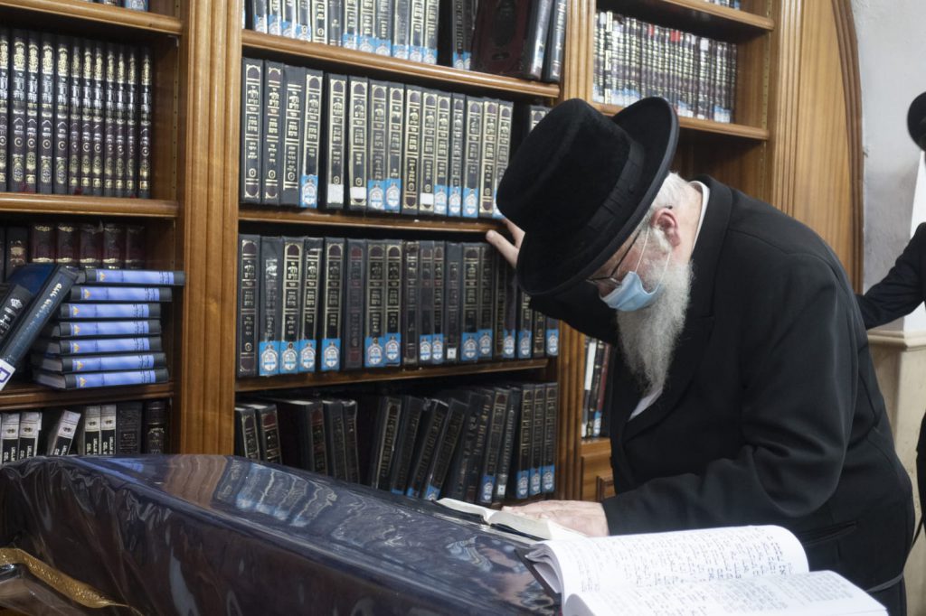 תיעוד: הגרש"א שטרן הגיע למירון להתפלל לביטול גזירת סגירת הישיבות תיעוד: הגרש"א שטרן הגיע למירון להתפלל לביטול גזירת סגירת הישיבות