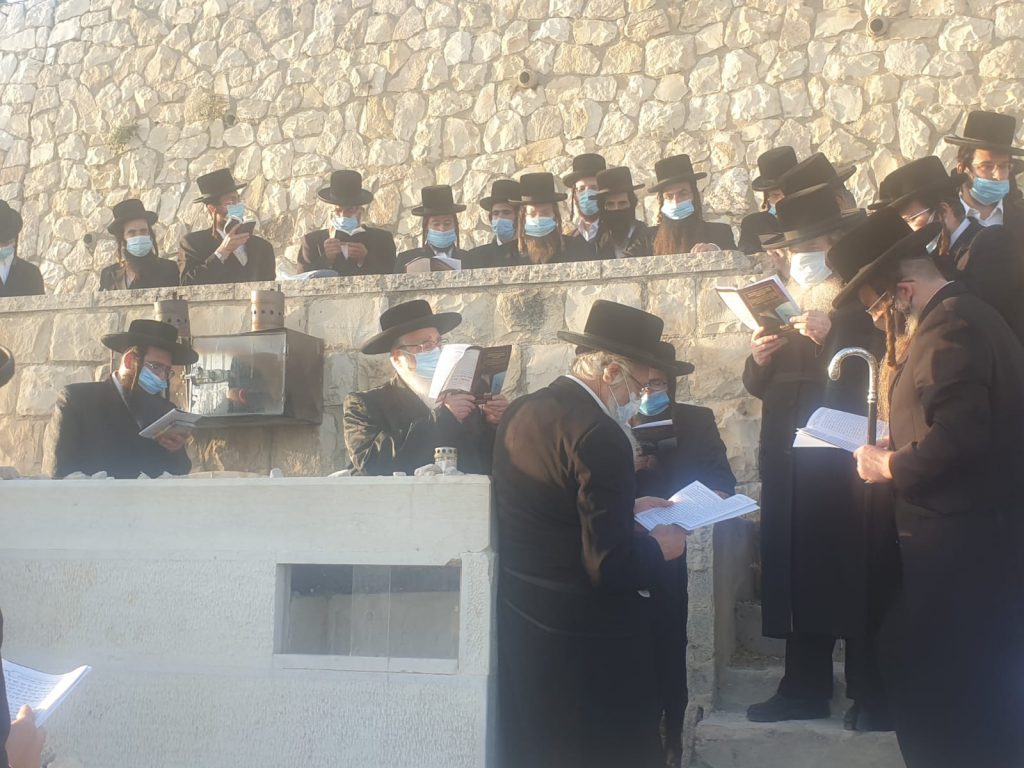 תיעוד: הרבי מצאנז הגיע לקבר גיסו