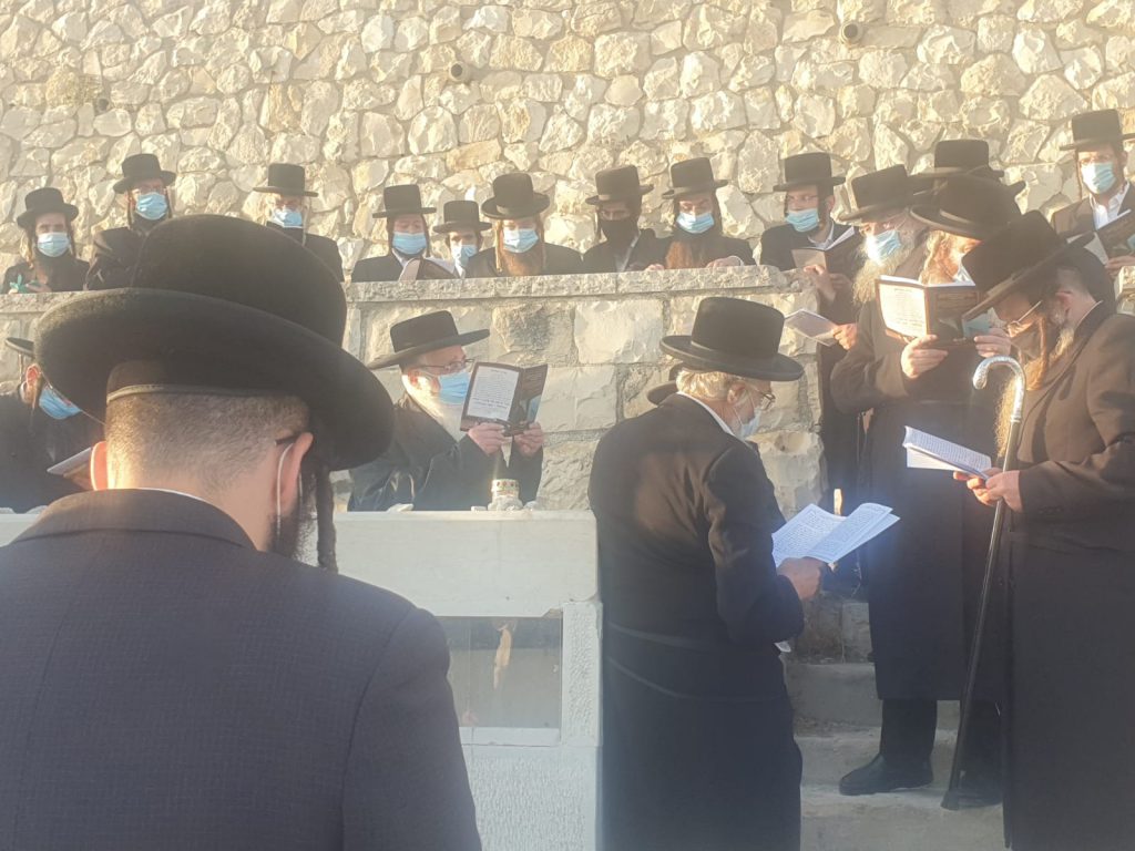 תיעוד: הרבי מצאנז הגיע לקבר גיסו