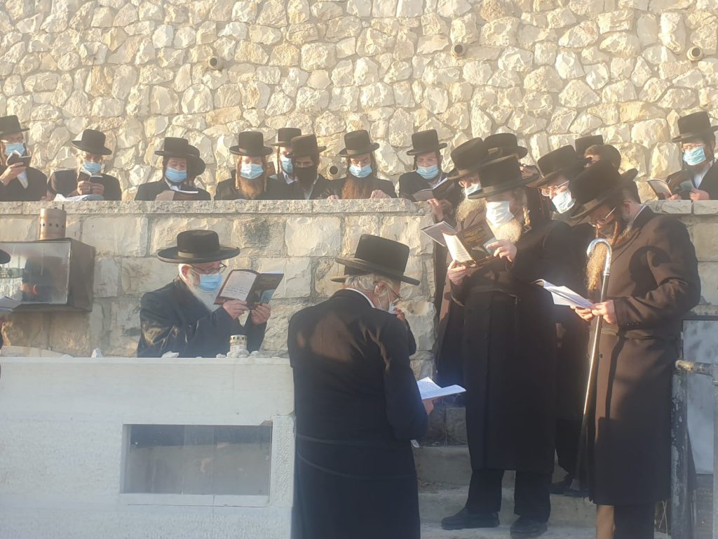 תיעוד: הרבי מצאנז הגיע לקבר גיסו