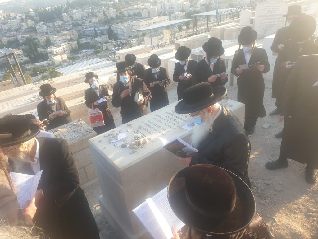 תיעוד: הרבי מצאנז הגיע לקבר גיסו