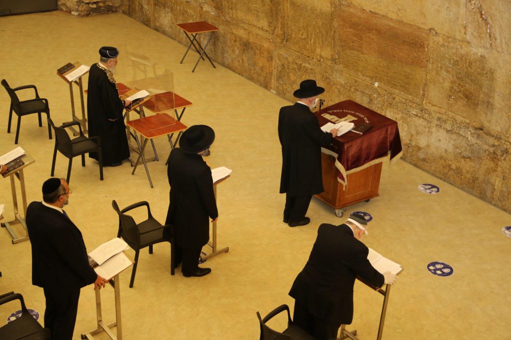 תיעוד: הרבנים הראשיים בעצרת תפילה ברחבת הכותל