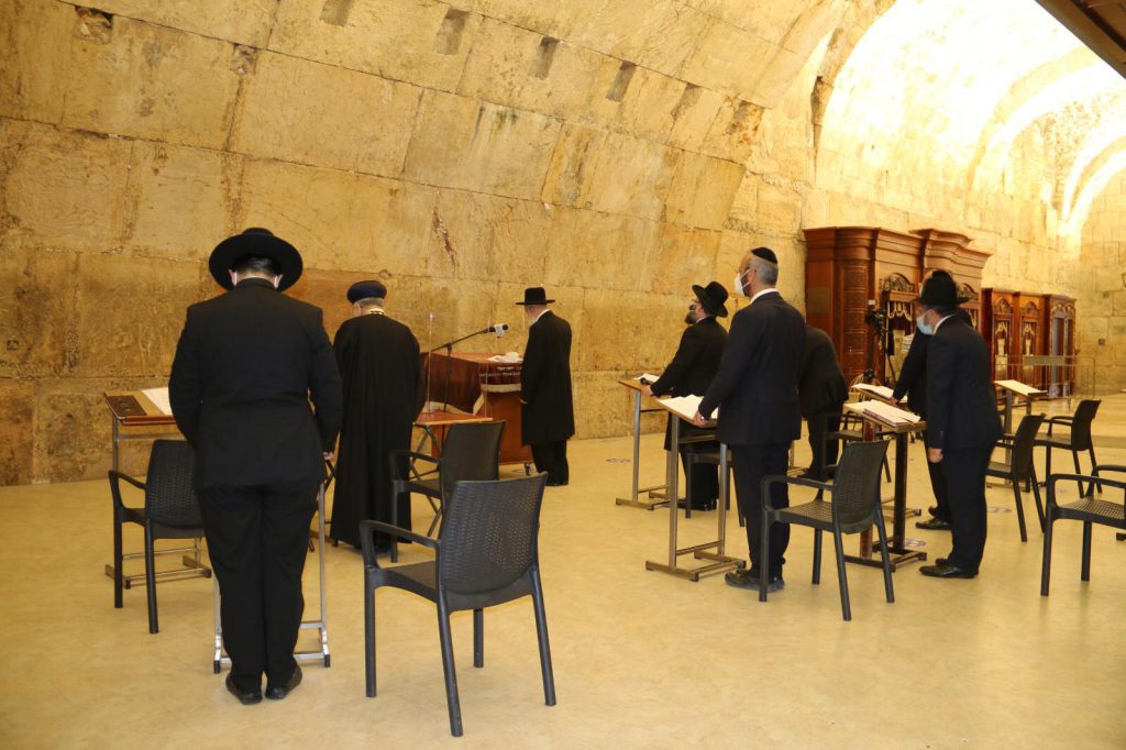 תיעוד: הרבנים הראשיים בעצרת תפילה ברחבת הכותל