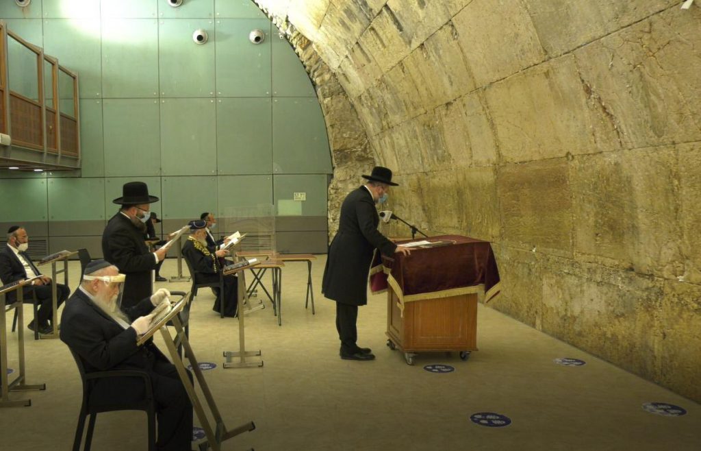תיעוד: הרבנים הראשיים בעצרת תפילה ברחבת הכותל